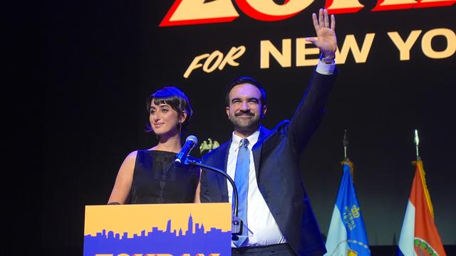 Der zum Bürgermeister von New York gewählte Zohran Mamdani steht zusammen mit seiner Frau  Rama Duwaji an einem Rednerpult und spricht nach seinem historischen Sieg zu seinen Anhängern