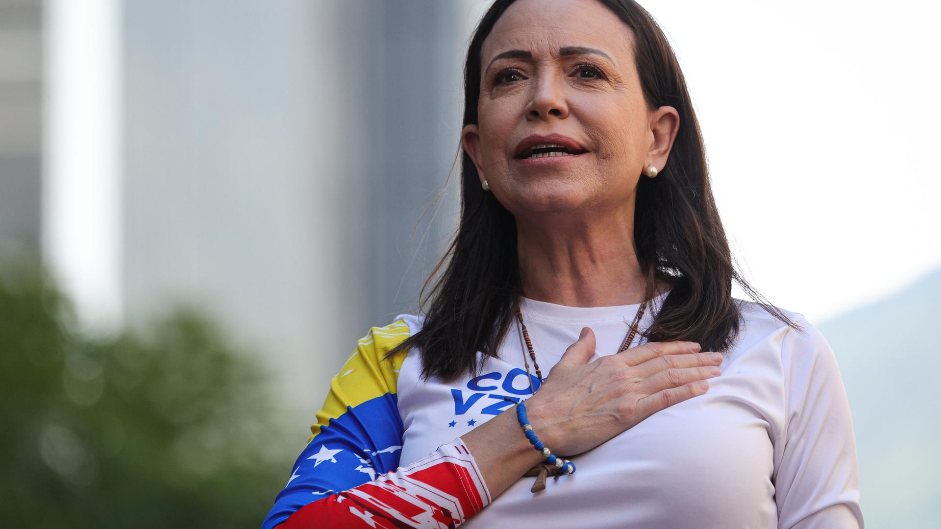 Oppositionsführerin María Corina Machado hält ihre Hand aufs Herz, während sie bei einer Anti-Regierungsdemonstration am 9. Januar 2025 in Caracas, Venezuela spricht.