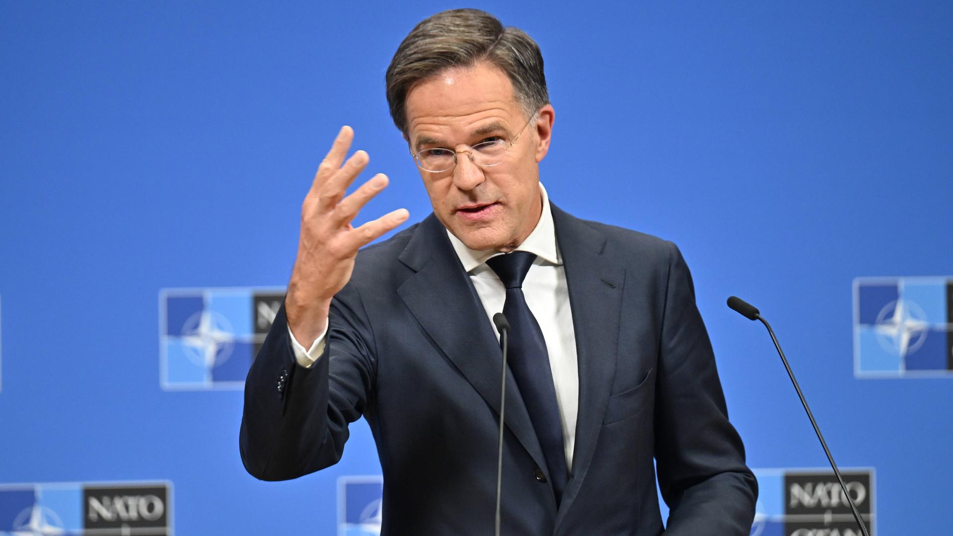 NATO-Generalsekretär Mark Rutte spricht an einem Rednerpult.
