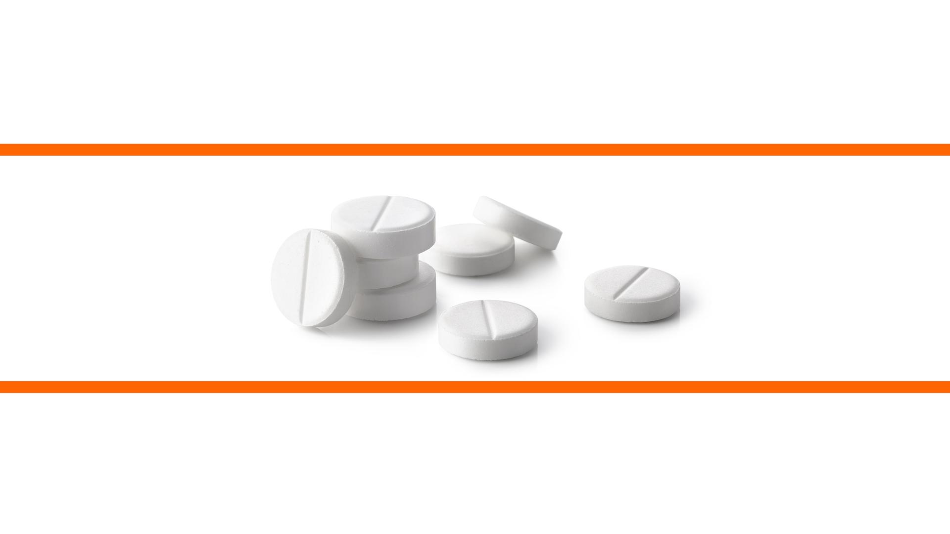 Schwarz-weißes Bild von Paracetamol Pillen vor weißem Hintergrund im mittleren Drittel des Bildes. Die beiden weißen Bilddrittel oben und unten sind mit orangenen Streifen abgetrennt.