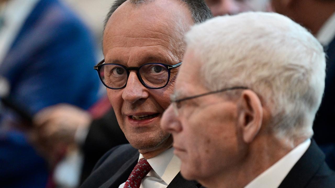 Bundeskanzler Friedrich Merz (CDU) und der Präsident des Zentralrats der Juden in Deutschland, Josef Schuster, sitzen nenbeneinander. Merz blickt in die Kamera, Schuster zum linken Bildrand. Er ist im Profil zu sehen.