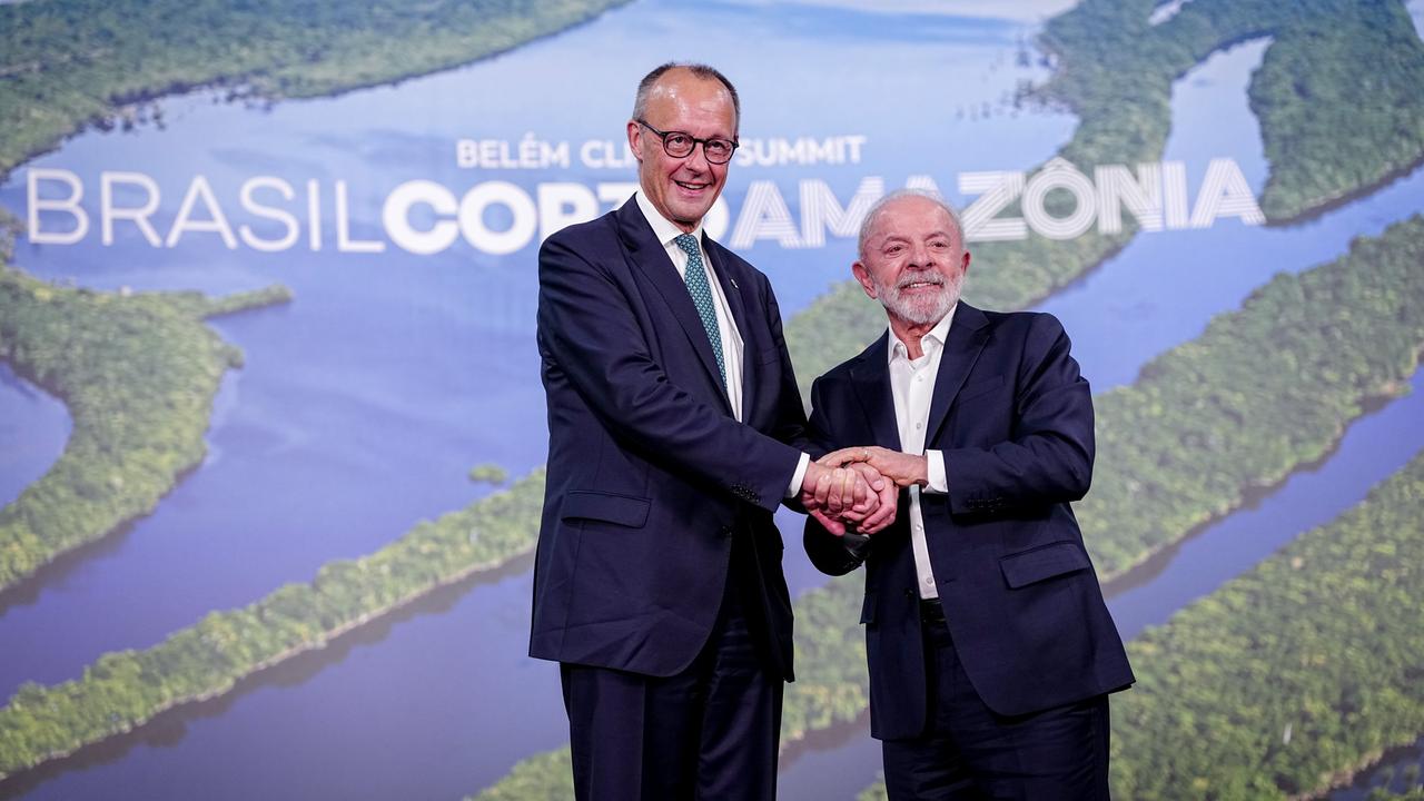 Bundeskanzler Friedrich Merz (CDU, l) trifft bei der Weltklimakonferenz COP30 Luiz Inacio Lula da Silva, Präsident von Brasilien