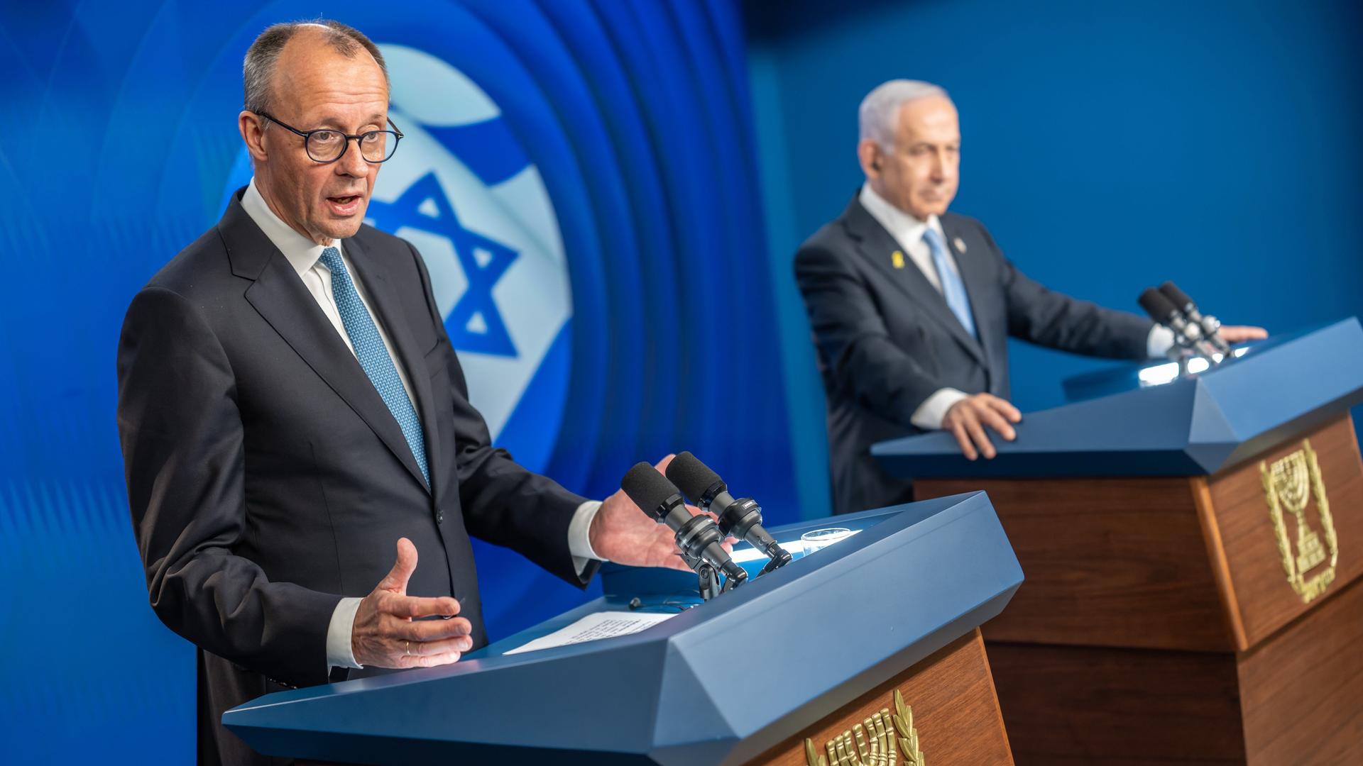 Bundeskanzler Friedrich Merz (l, CDU) nimmt neben Benjamin Netanjahu, Ministerpräsident von Israel an der Pressekonferenz nach dem Gespräch im Regierungssitz teil. 