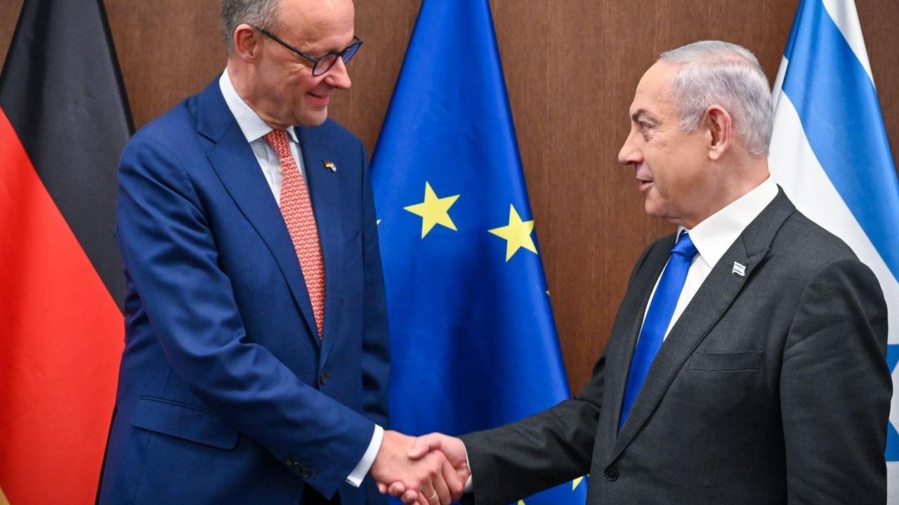 Israel, Jerusalem: Friedrich Merz (CDU,l), Unionsfraktions- und CDU-Chef, trifft während seiner Israel-Reise Benjamin Netanjahu, Ministerpräsident von Israel. 