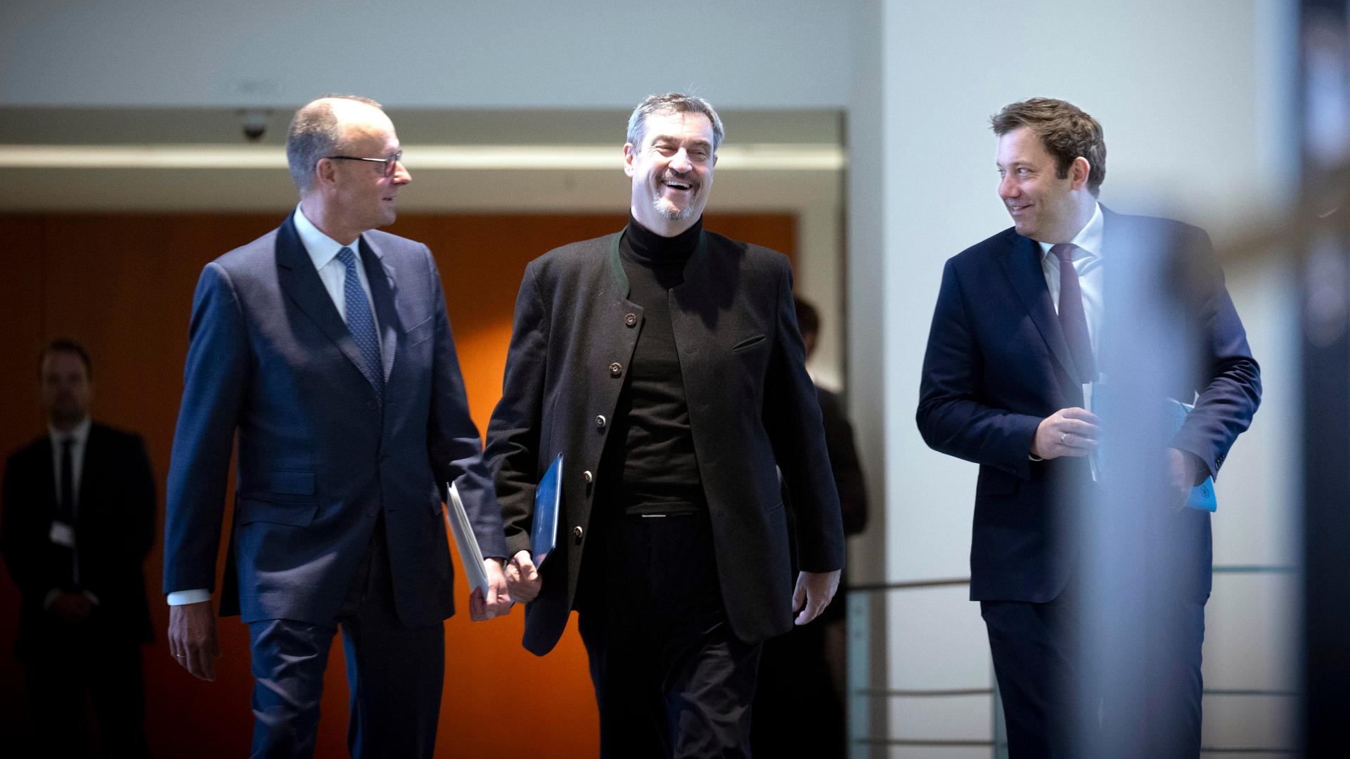 Friedrich Merz, Markus Söder und Lars Klingbeil gehen nebeneinander im Kanzleramt.