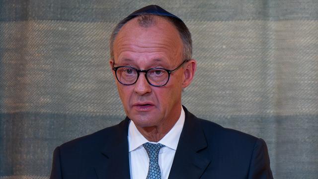 Bundeskanzler Friedrich Merz (CDU) ringt bei seiner Rede zum Festakt zur Wiederherstellung der Synagoge Reichenbachstraße in München mit den Tränen.