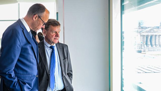 Bundeskanzler Friedrich Merz (CDU) und Johann Wadephul (CDU), Außenminister, sprechen am Rande einer Sitzung des Bundeskabinetts im Juni 2025 im Bundeskanzleramt miteinander.
