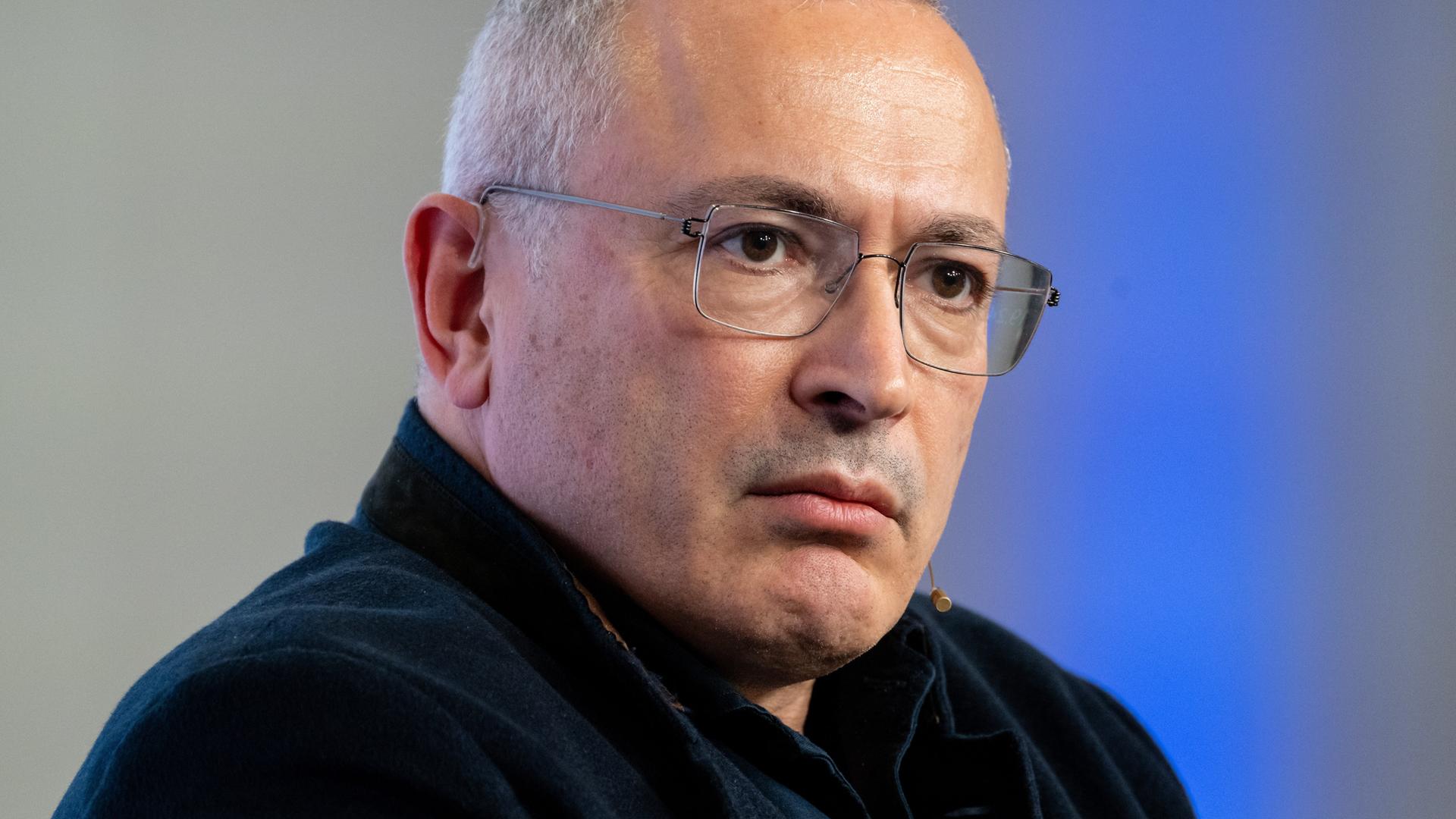 Der russische Regimekritiker Michail Chodorkowski schaut bei der Münchner Sicherheitskonferenz ernst zur Seite.