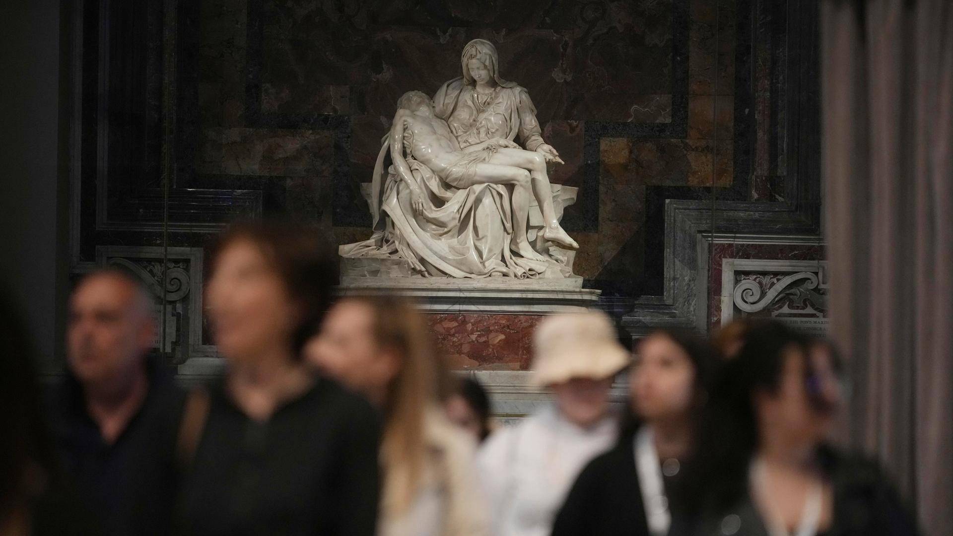 Die Michelangelo Buonarroti's Pieta im Vatikan, im Vordergrund sind Besuchende zu sehen