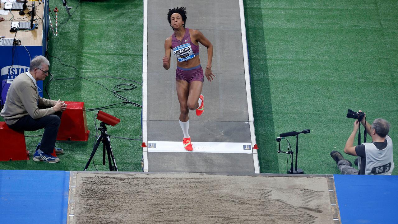 Malaika Mihambo springt von der Take-Off-Zone ab. 