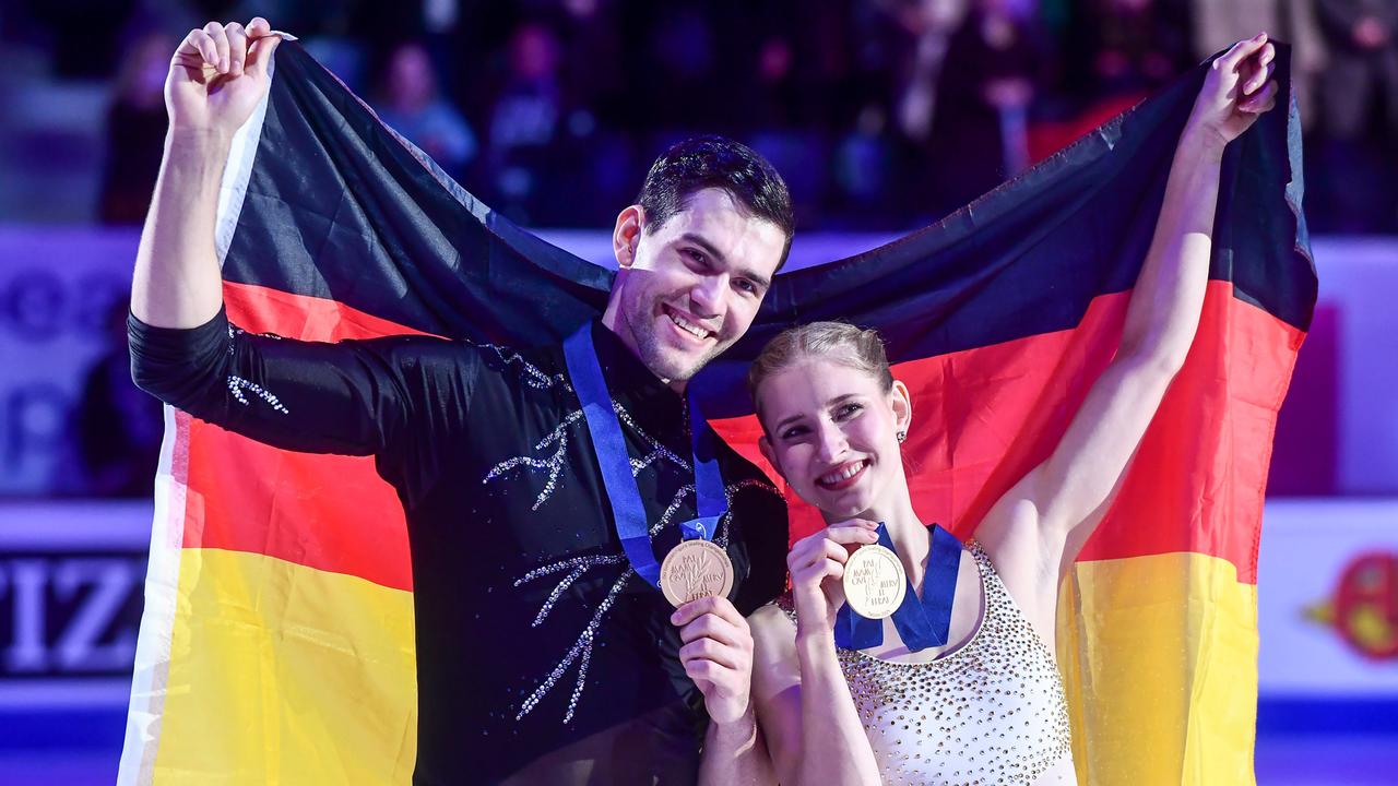 Minerva Fabienne Hase (re.) und Nikita Volodin aus Deutschland posieren während der Siegerehrung bei den ISU-Europameisterschaften im Eiskunstlauf 2025 in Tallinn mit ihrer Goldmedaille. 