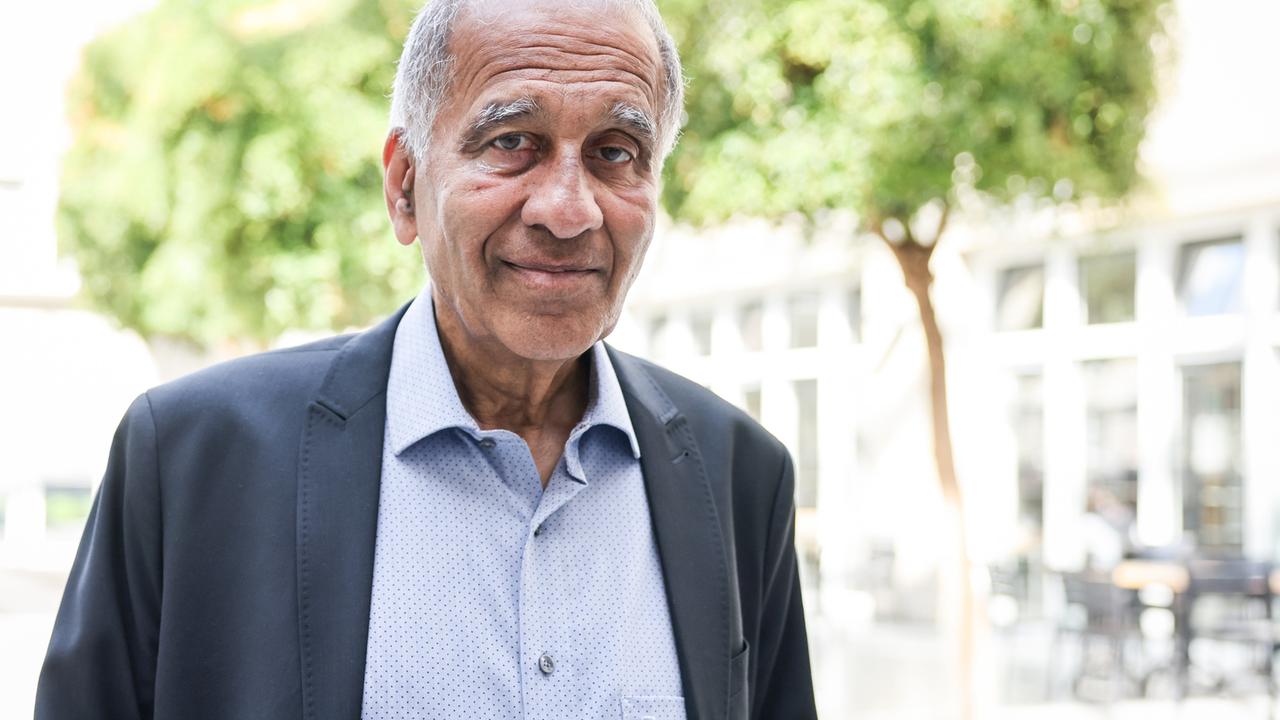 Mojib Latif im Hemd und Jackett steht vor der Akademie der Wissenschaften