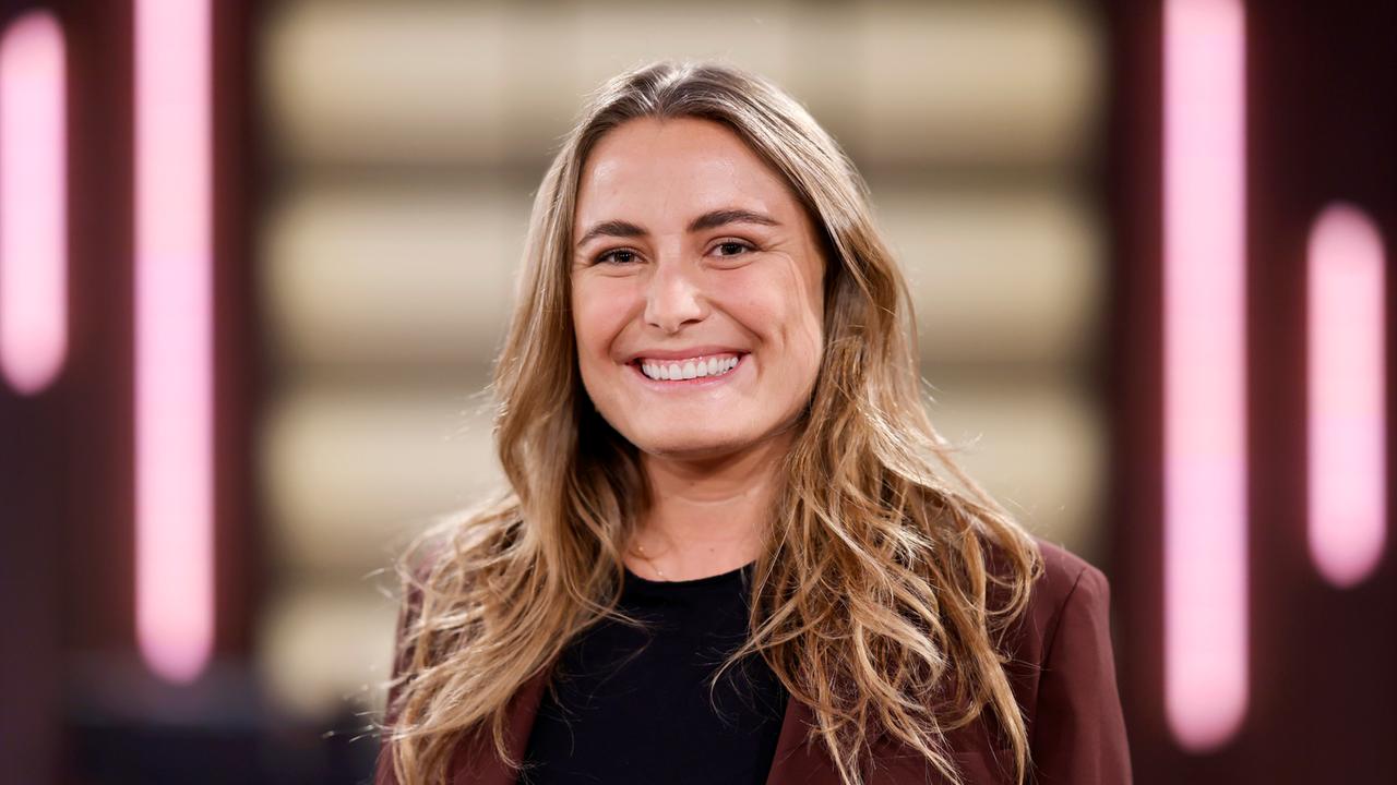 Nathalie Pohl steht in einem Fernsehstudio und lacht in die Kamera