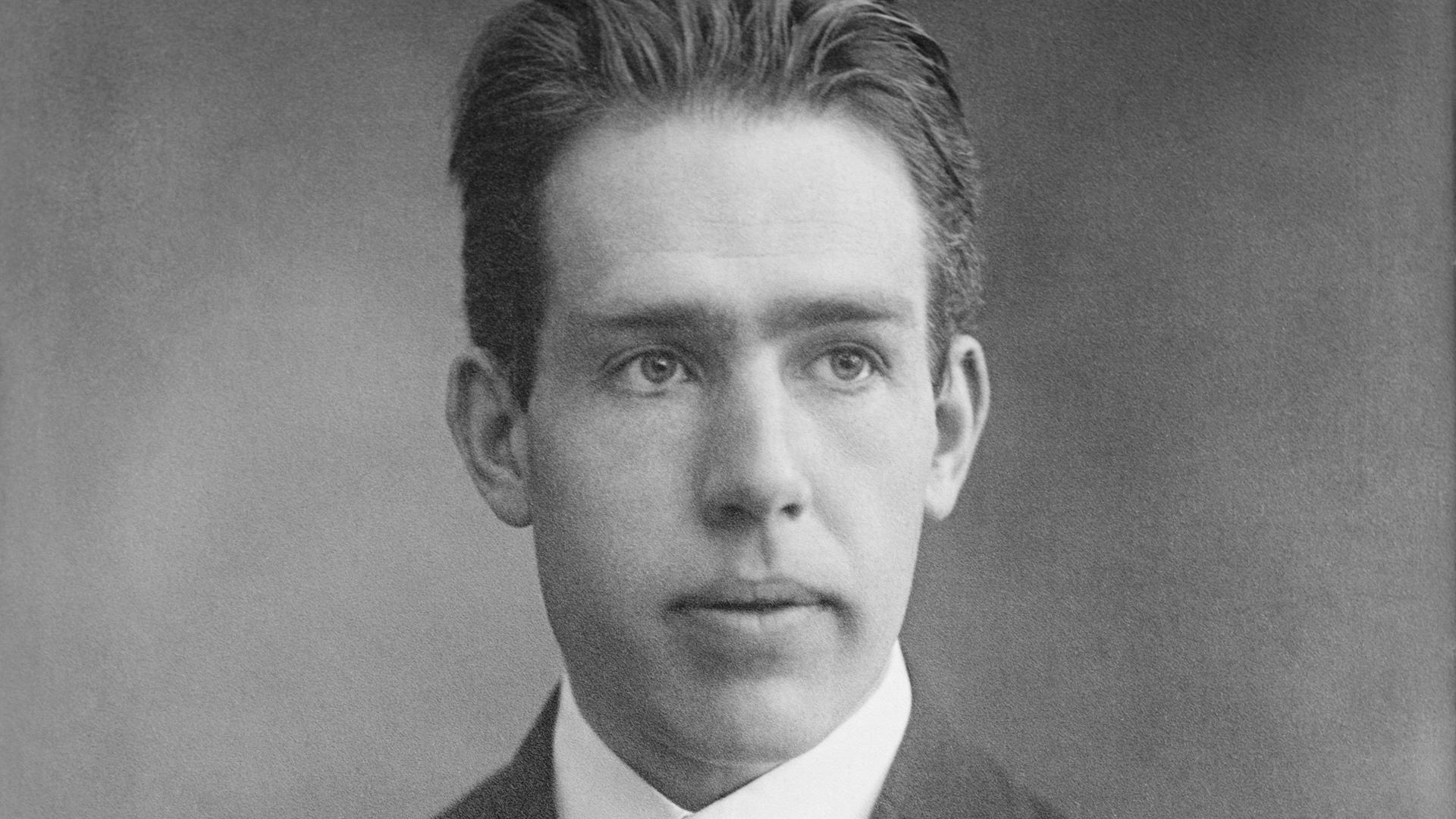 Der dänische Physiker Niels Bohr (1885–1962) in einem Schwarz-Weiß-Porträt.  