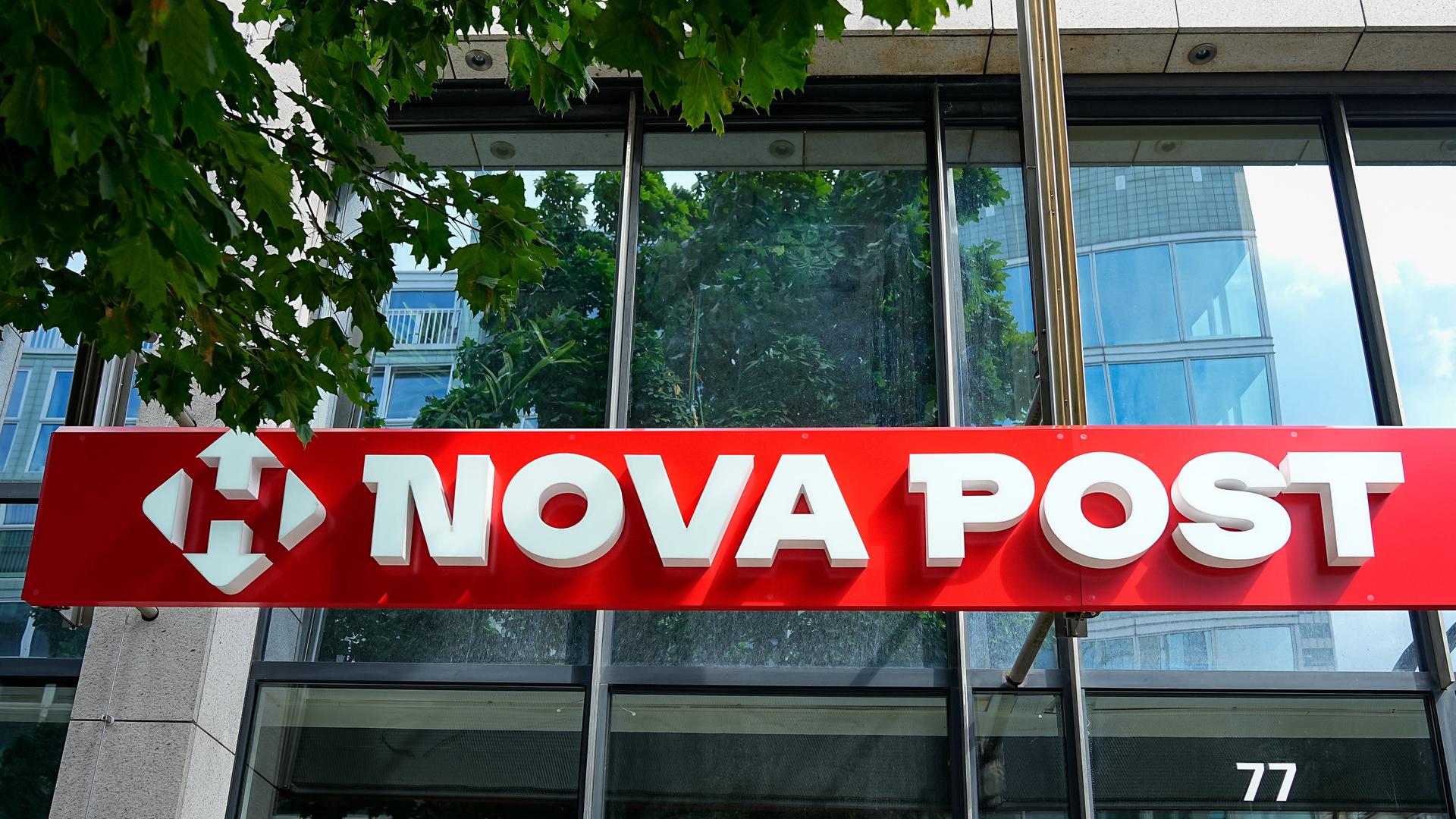 Berlin, eine Filiale des beliebten ukrainischen Postunternehmens Nova Post (Nova Poshta) in der Charlottenstraße 79-80. Es ist eine von derzeit zwei Filialen in der Hauptstadt. In beiden Nova Poshta-Filialen können Pakete und Waren bis zu 100 kg aus der Ukraine empfangen werden. Der Versand von Paketen in die Ukraine ist ebenfalls möglich. 