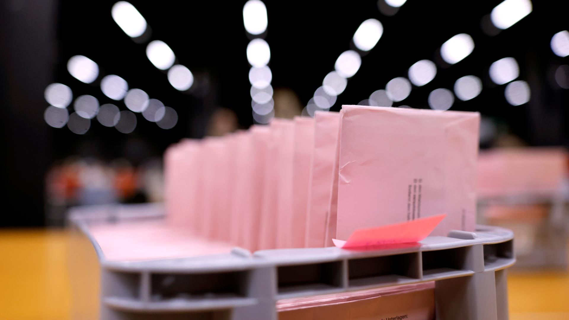 Briefwahlunterlagen zur Kommunalwahl in NRW liegen im Briefwahlzentrum Köln auf Tischen in Kisten.