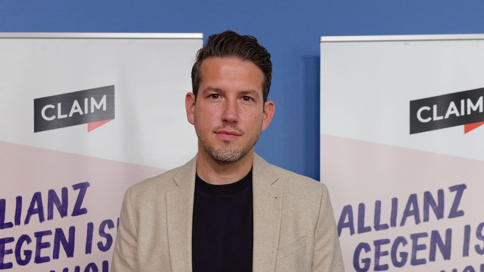 Özgür Özvatan trägt ein helles Sakko.