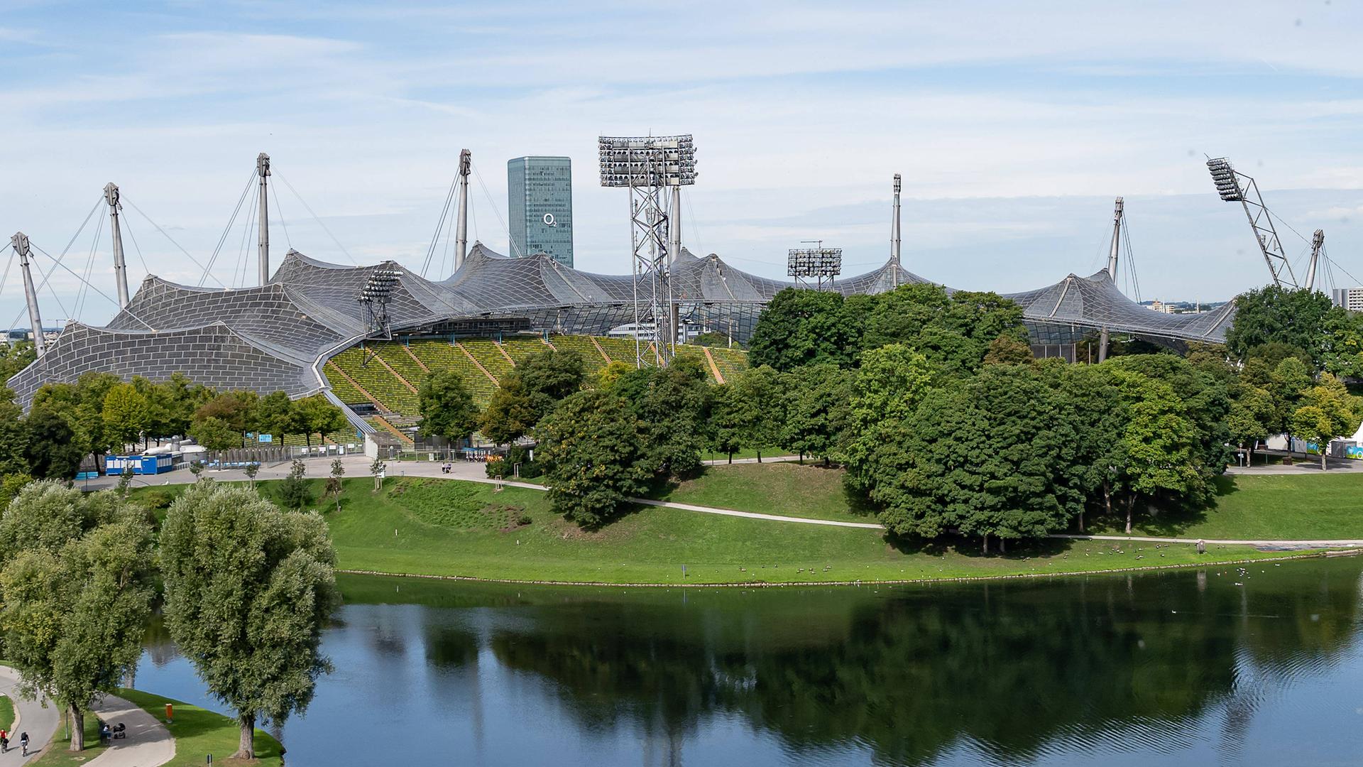 Olympiastadion mit dem Zeltdach hinter dem Olympiasee.