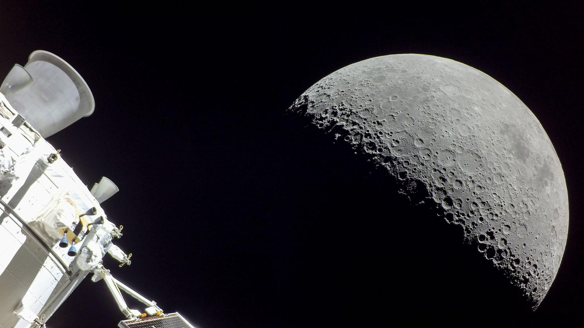 Orion-Raumschiff und der Mond 