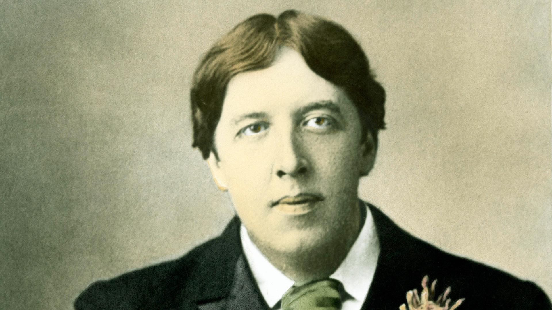 Oscar Wilde war ein Schriftsteller irischer Herkunft. Die Porträtaufnahme von 1894 wurde später koloriert