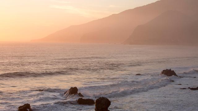 Meereswellen bei Sonnenuntergang in diffusem Licht