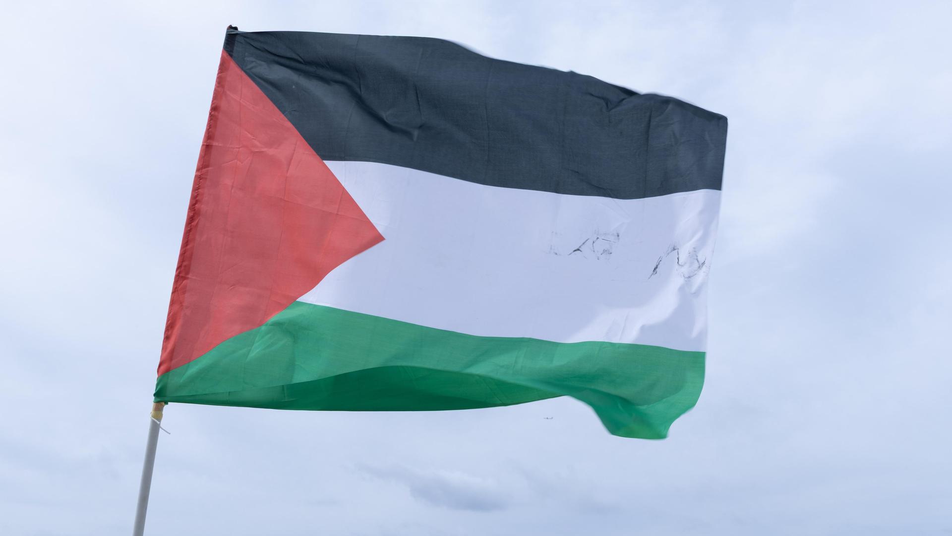 Eine palästinensische Flagge weht im Wind