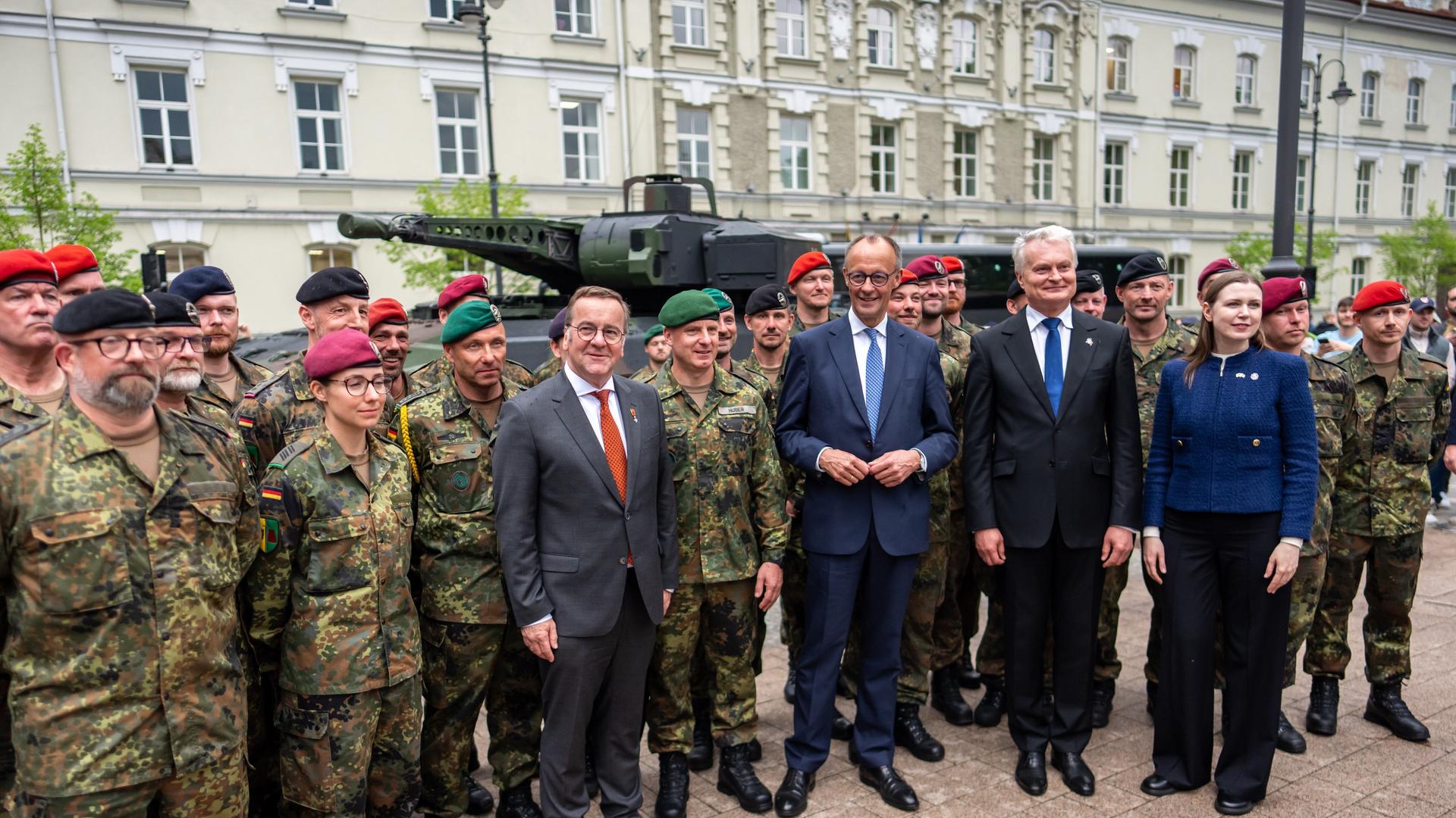 Bundeskanzler Friedrich Merz (CDU, 3.v.r.) steht neben Gitanas Nauseda (2.v.r.), Präsident von Litauen, Boris Pistorius (SPD, M), Verteidigungsminister, sowie Dovile Sakaliene (r), Verteidigungsministerin von Litauen, bei Soldaten der Panzerbrigade 45
