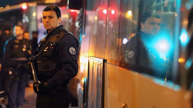 Sicherheitskräfte mit Schusswaffen: Sie stehen vor dem Konzertsaal Bataclan wenige Minuten nach dem Anschlag vom 13.11.2015.