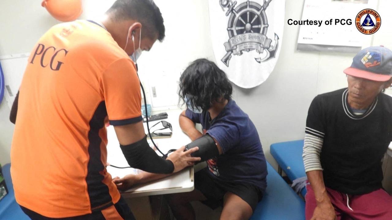 Das Bild der philippinischen Küstenwache zeigt, wie mehrere verletzte Fischer medizinisch versorgt werden. 