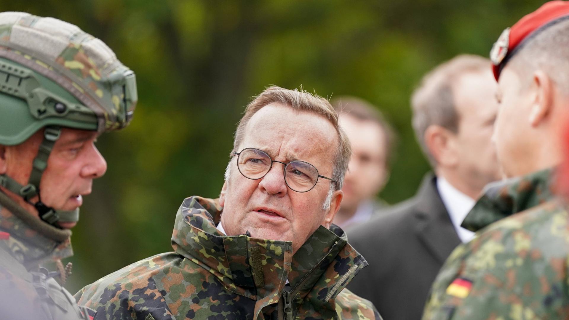 Boris Pistorius in Bundeswehr-Uniform beim Gespräch mit Soldaten während eines Truppenbesuchs