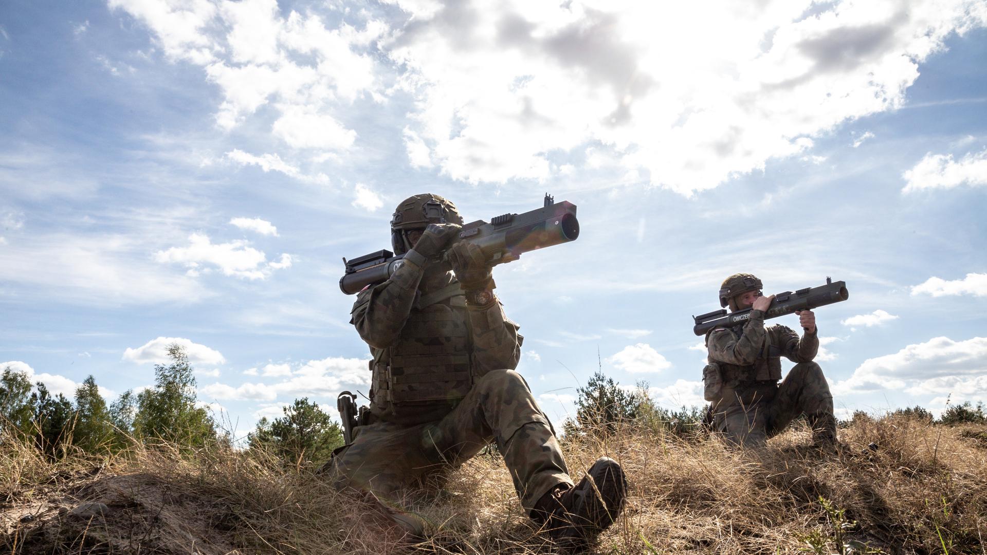 Zwei polnische Soldaten in Tarnkleidung trainieren unter freiem Himmel auf einem Feld am 18.09.2025 bei einer Militärübung mit Panzerabwehrwaffen. 