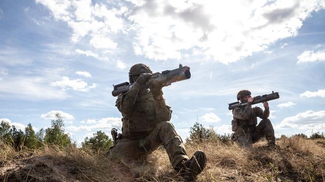 Zwei polnische Soldaten in Tarnkleidung trainieren unter freiem Himmel auf einem Feld am 18.09.2025 bei einer Militärübung mit Panzerabwehrwaffen. 