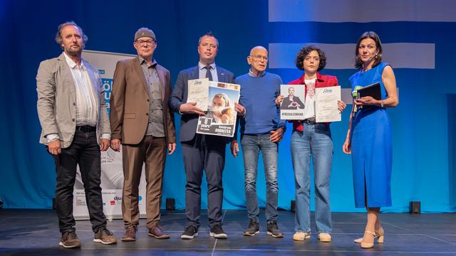 Tatsiana Khomich (2 v.r) nahm den Günter-Wallraff-Preis für Pressefreiheit und Menschenrechte für ihre Schwester entgegen. Der stellvertretende Vorsitzende der Journalistenvereinigung, Barys Haretski (3.v.l.)
      