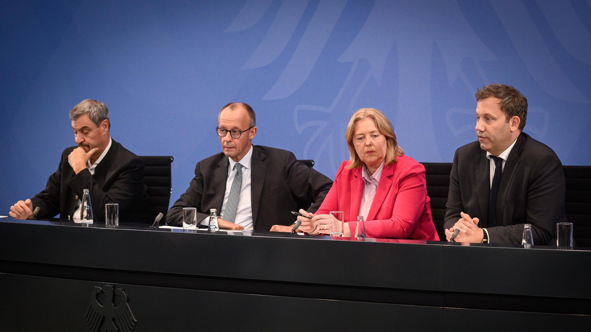 Pressekonferenz nach den Beratungen des Koalitionsausschusses: Bayerns Ministerpräsident Markus Söder (CSU), Bundeskanzler Friedrich Merz (CDU), Bundesministerin für Arbeit und Soziales Bärbel Bas (SPD) und Bundesfinanzminister Lars Klingbeil (SPD. v.li.).