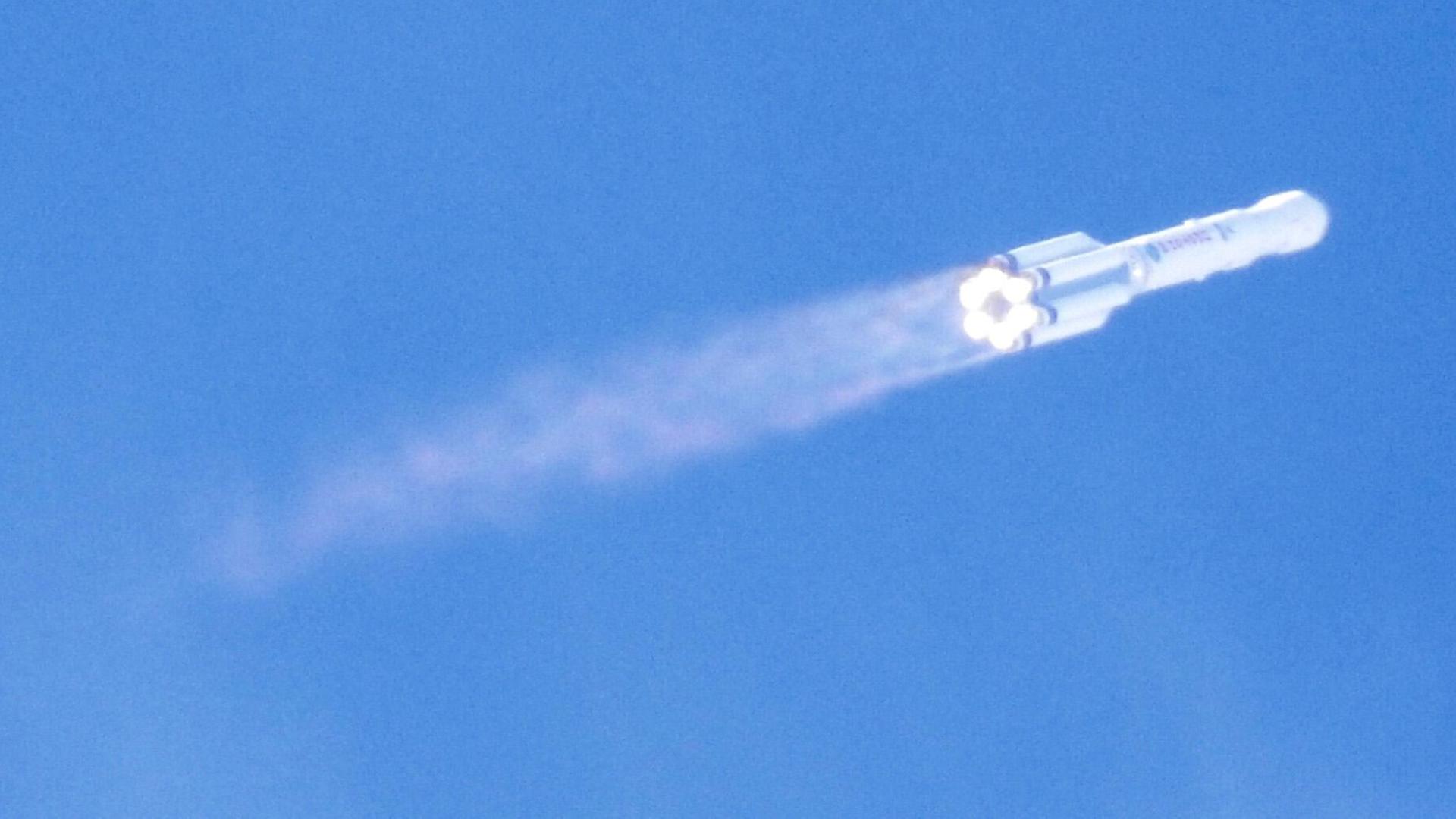 Eine helle Proton-Rakete steigt in den blauen Himmel.