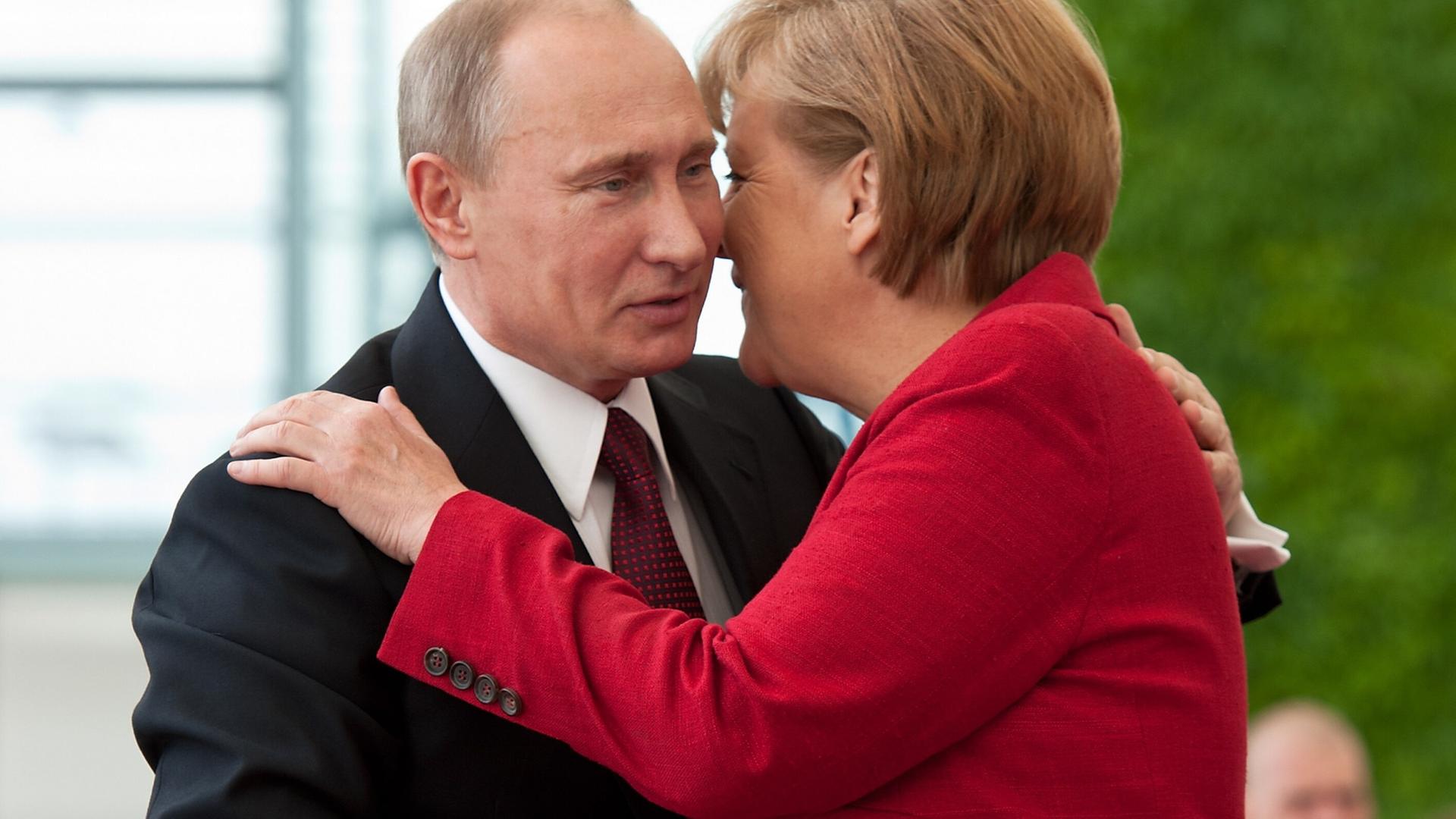 Bundeskanzlerin Angela Merkel umarmt am 1. Juni 2012 Wladimir Putin im Bundeskanzleramt in Berlin.
