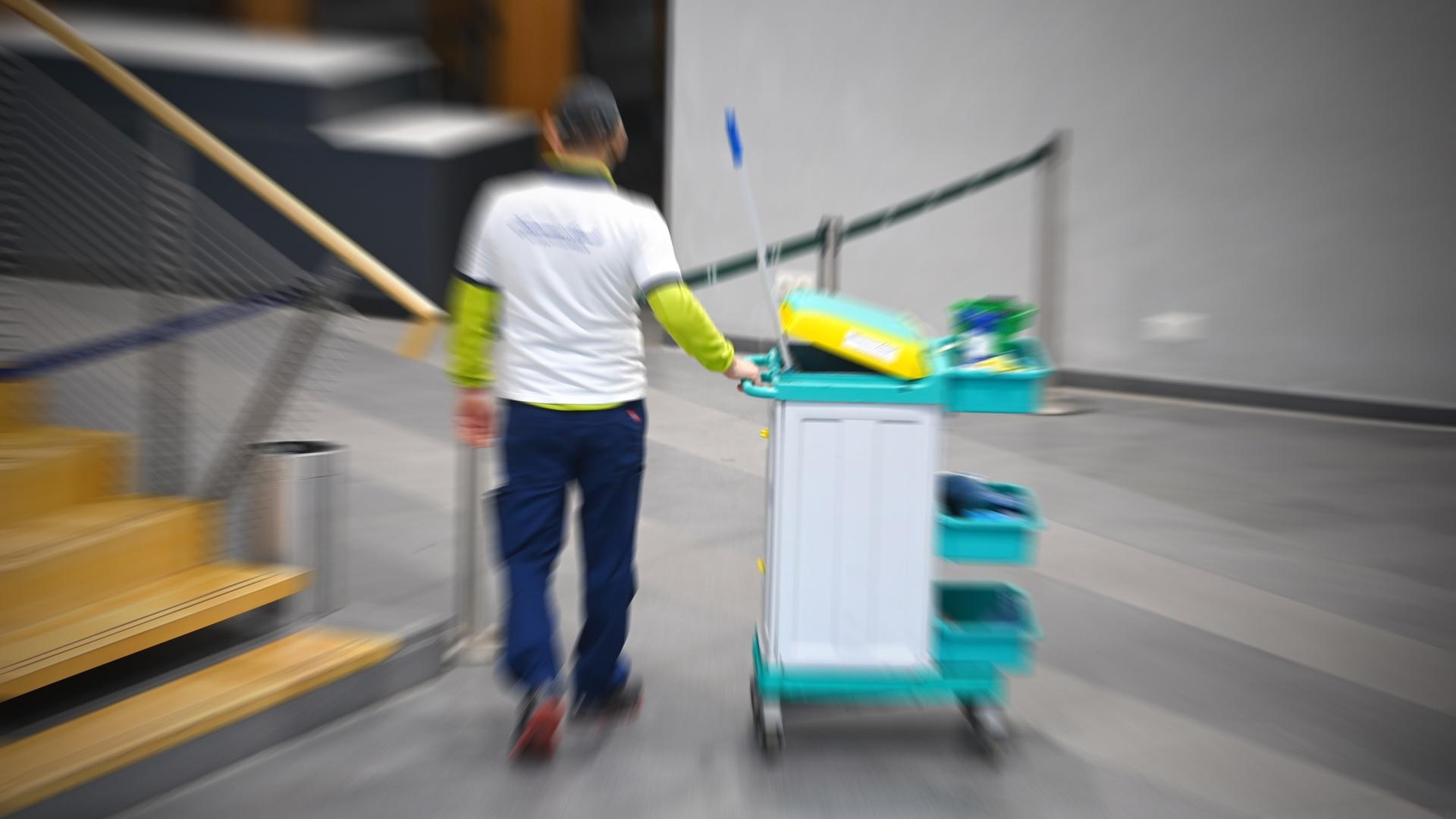 Ein Putzmann bei der Arbeit.