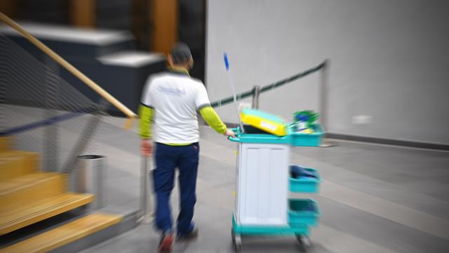 Ein Putzmann bei der Arbeit.