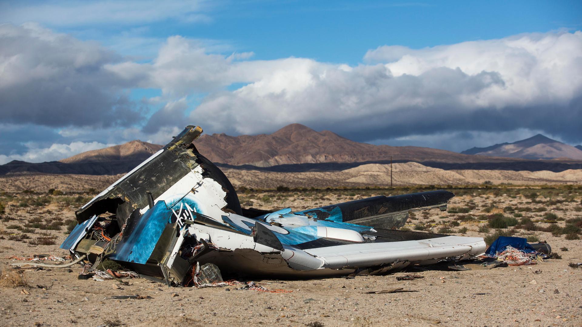 Wrackteile Wreckage der Raumfähre SpaceShip 2 in Kalifornien. 