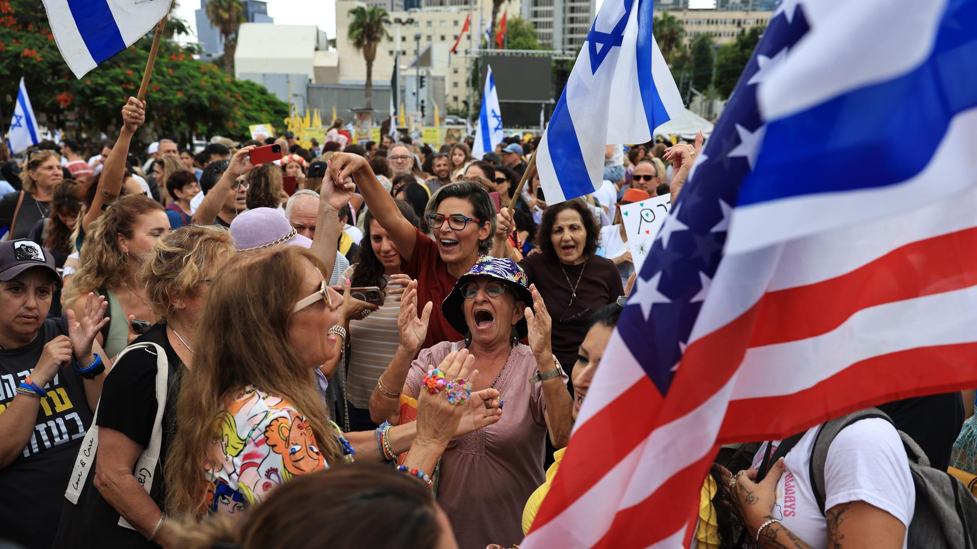 Israelis feiern mit israelischen und amerikanischen Flaggen auf dem Geiselplatz am 9. Oktober 2025 in Tel Aviv, Israel, die Nachricht vom Gaza-Friedensabkommen. 