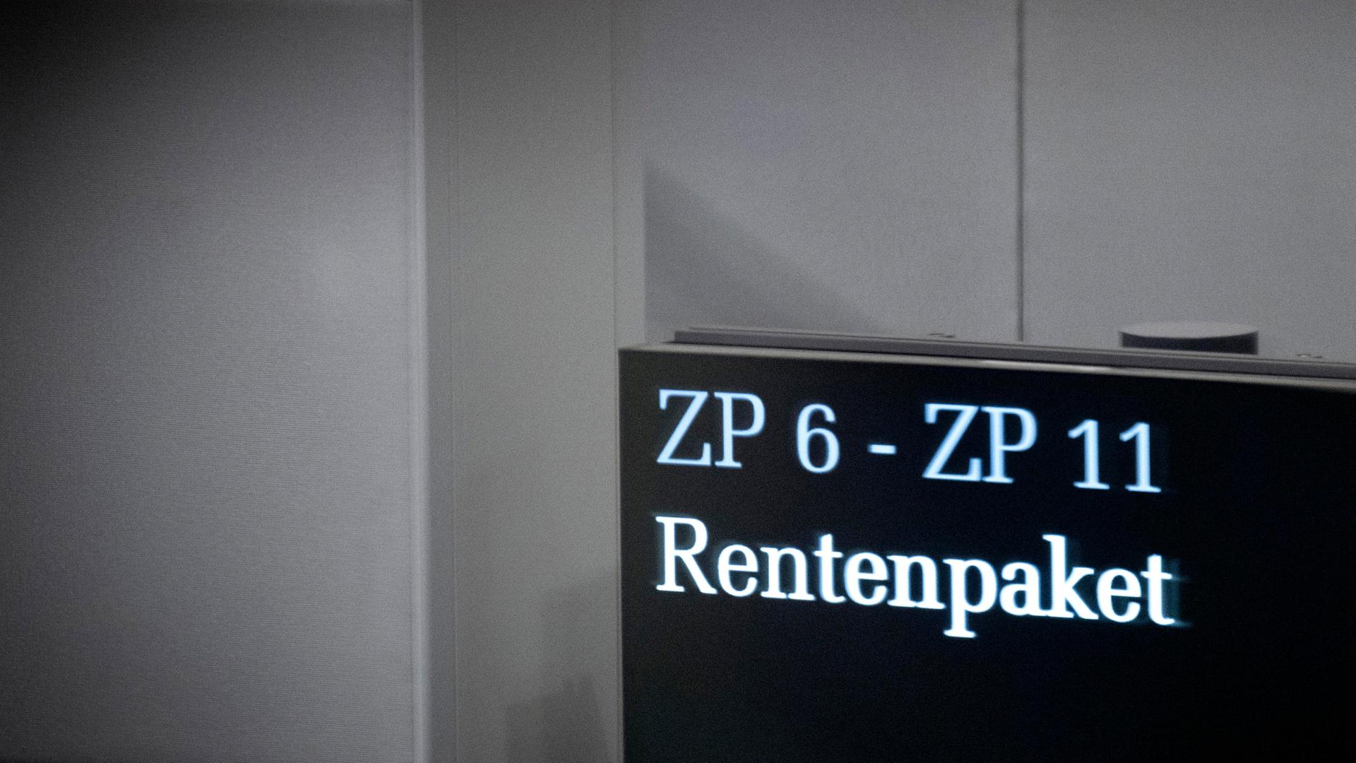 Tagesordnungspunkt Rentenpaket auf der Anzeigetafel während der Debatte zum Rentenpaket im Plenarsaal des Deutschen Bundestages