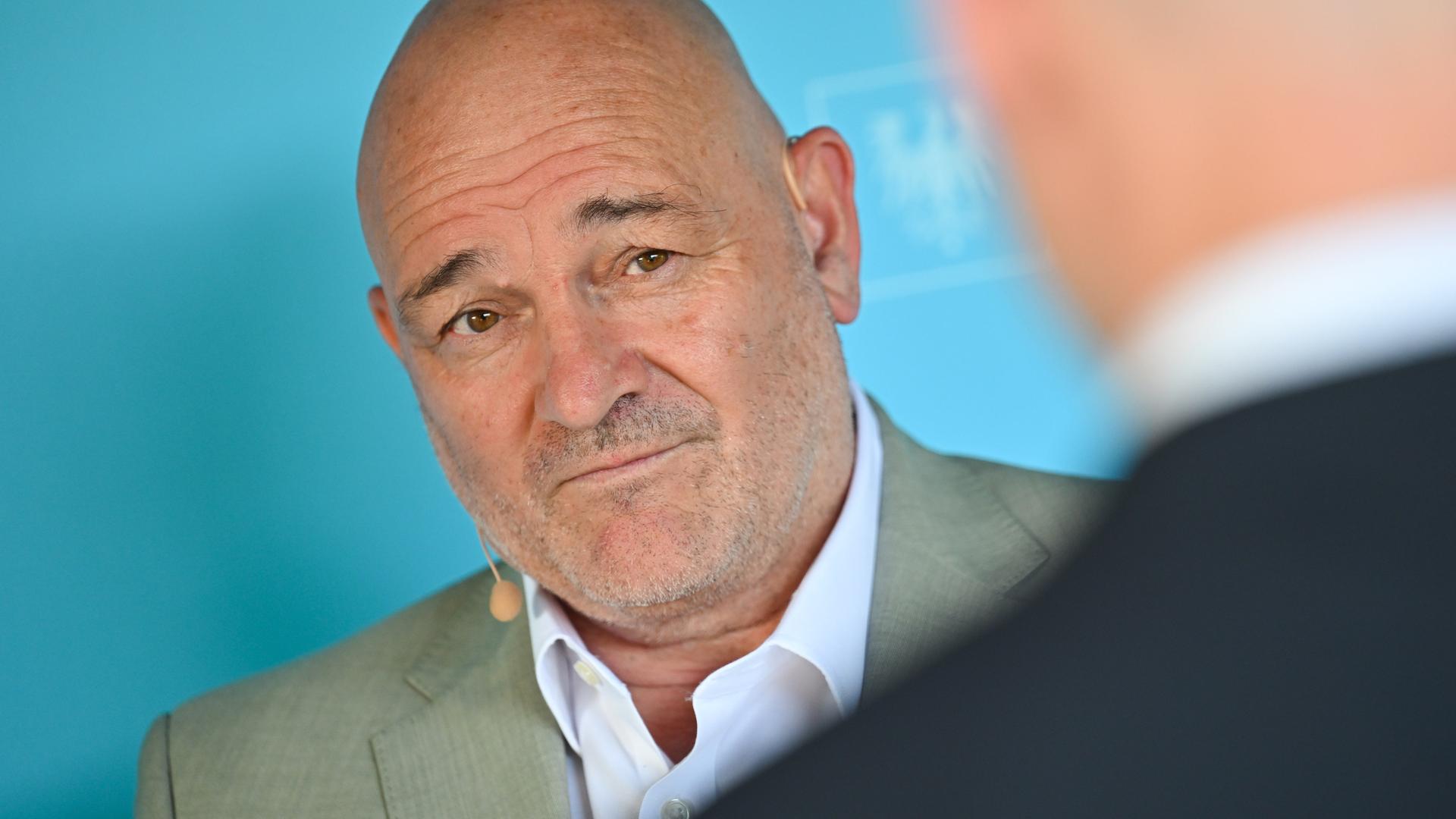 Robert Crumbach nimmt an einer Podiumsdiskussion teil.