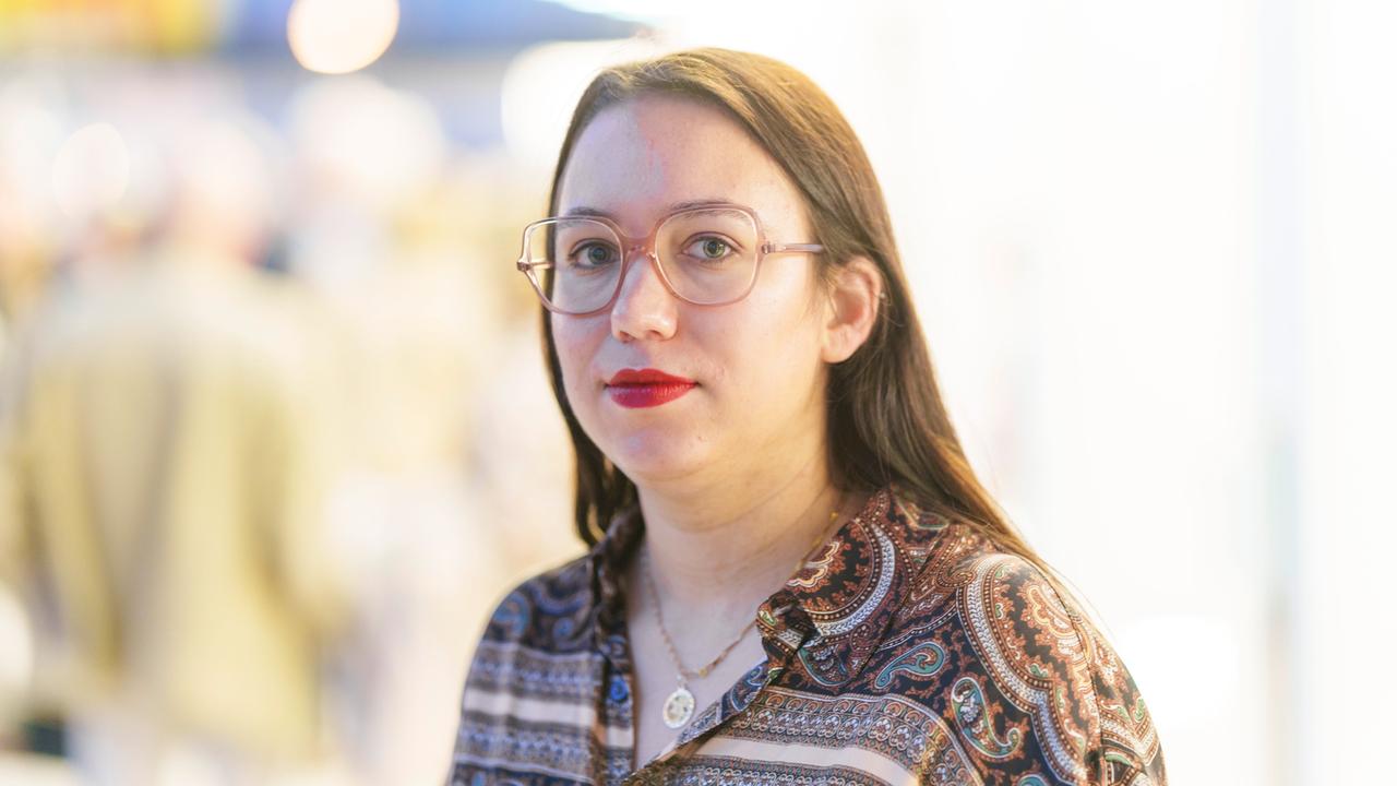 Ronya Othmann, Schriftstellerin und Journalistin steht im Schauspiel Frankfurt und blickt in die Kamera