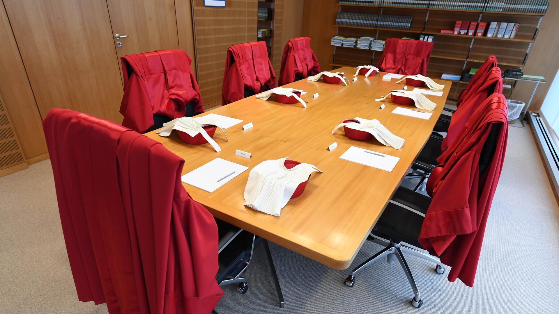 Die Roben der Richter des Zweiten Senats beim Bundesverfassungsgericht in Karlsruhe hängen über Stühlen im Besprechungsraum.