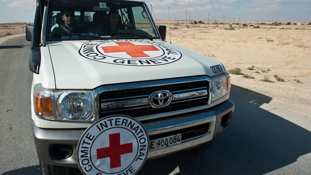Ein Fahrzeug des Internationalen Roten Kreuzes ist in der Nähe des Gazastreifens unterwegs.