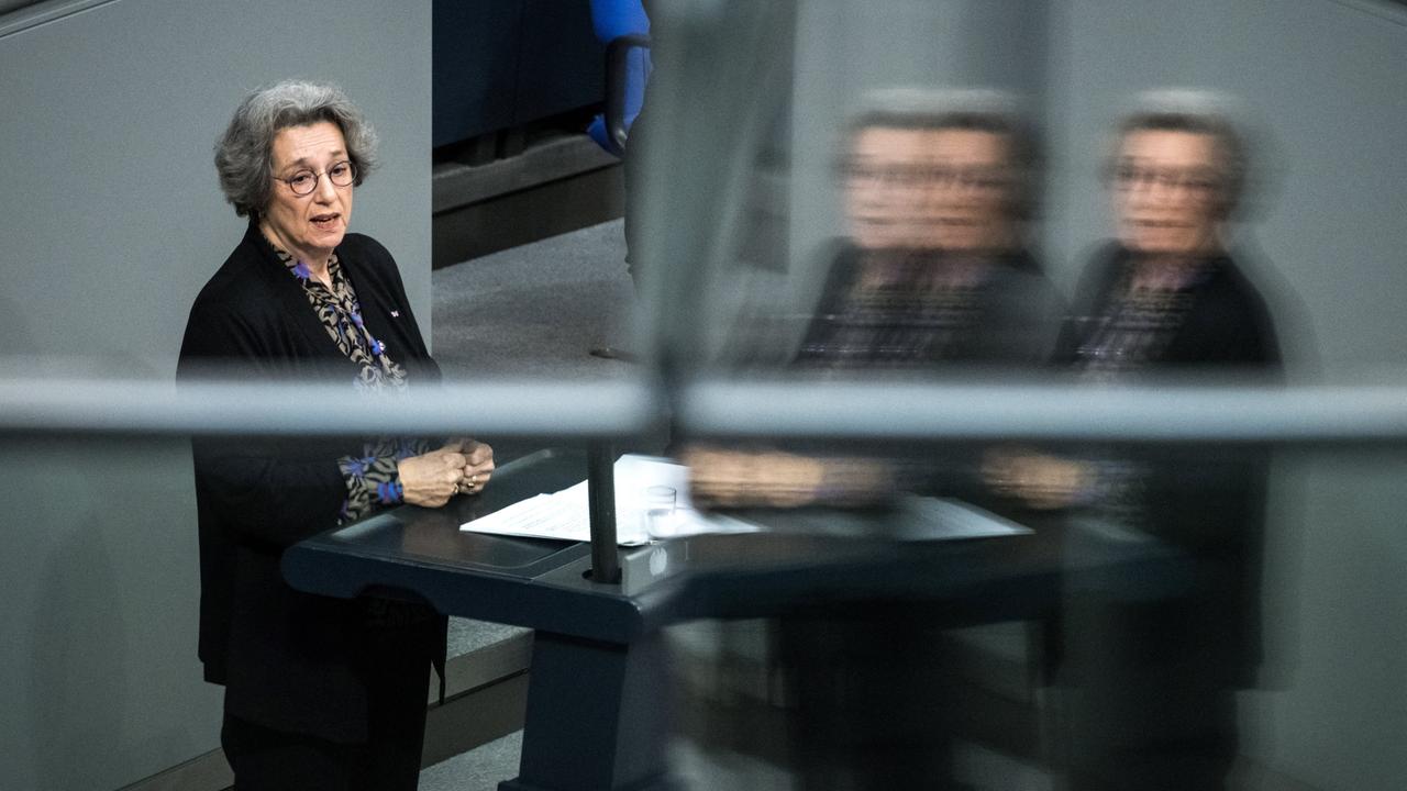 Rozette Kats steht im Bundestag am Rednerpult.