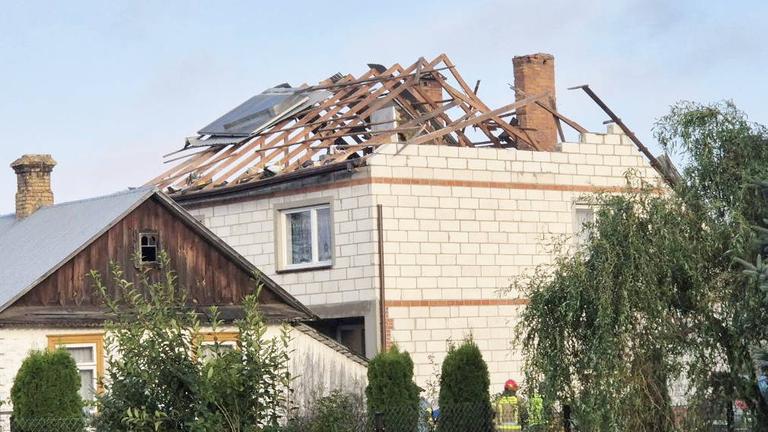 Ein schwer beschädigtes Haus im Dorf Wyryki im Osten von Polen. Das Dach ist nicht mehr zu sehen, der Dachstuhl beschädigt, nachdem russische Drohnen in den polnischen Luftraum eingedrungen sind und eine in das Haus eingeschlagen ist.