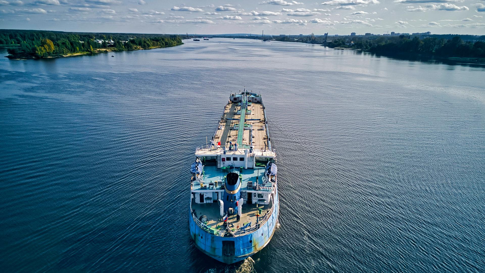Ein russischer Öltanker fährt auf der Wolga.