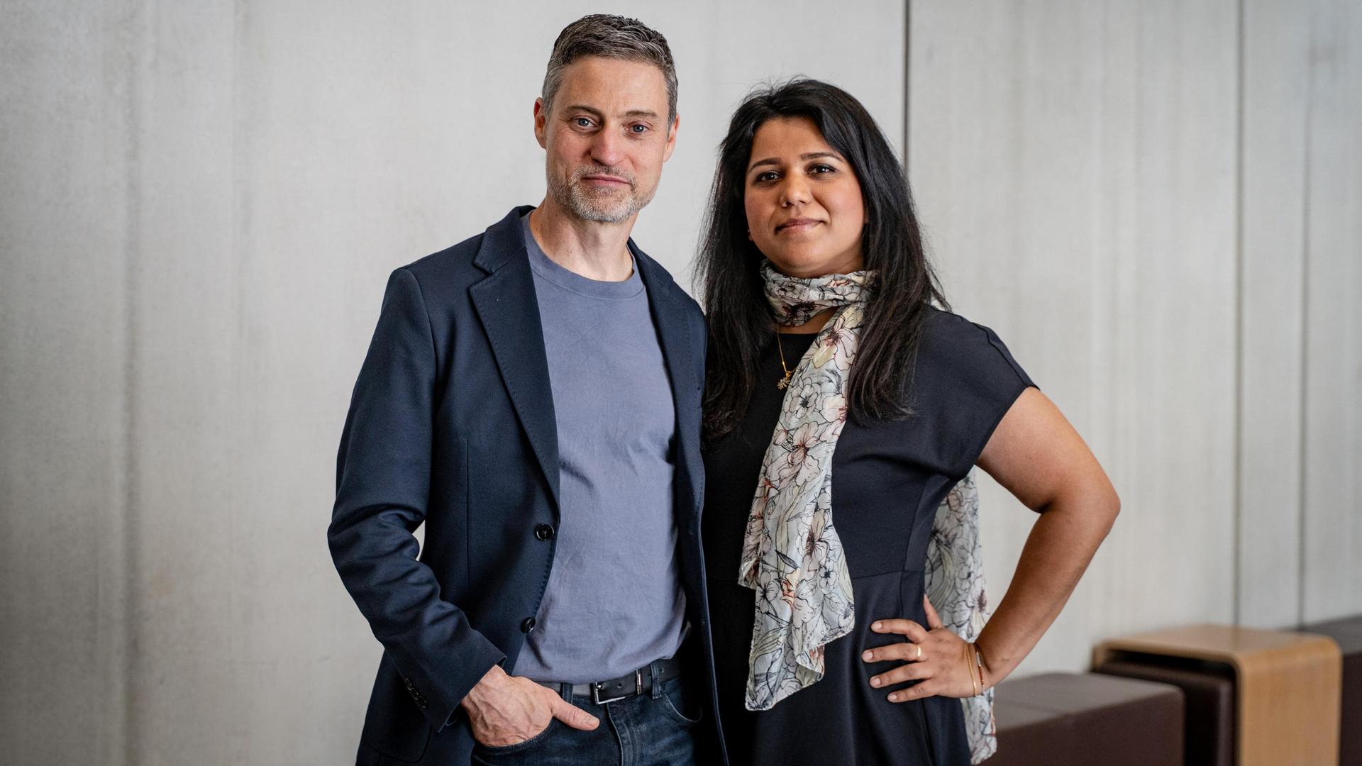 Meron Mendel und Saba-Nur Cheema posieren am Rande eines Kongresses in Frankfurt am Main gemeinsam für die Kamera.