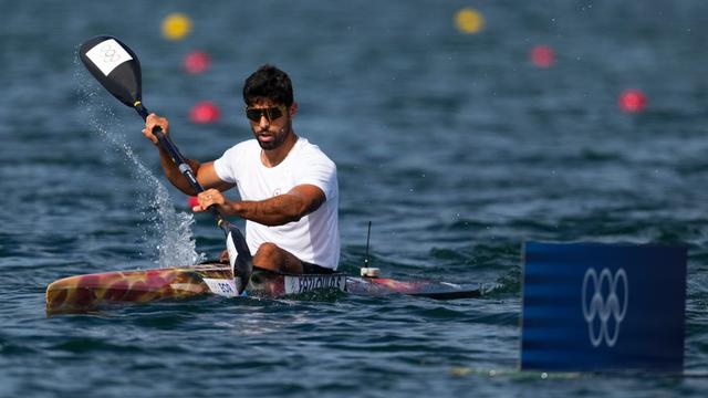 Der Kanute Saeid Fazloula paddelt auf dem Wasser im Outfit des Flüchtlingsteams bei den Olympischen Spielen 2024 in Paris.